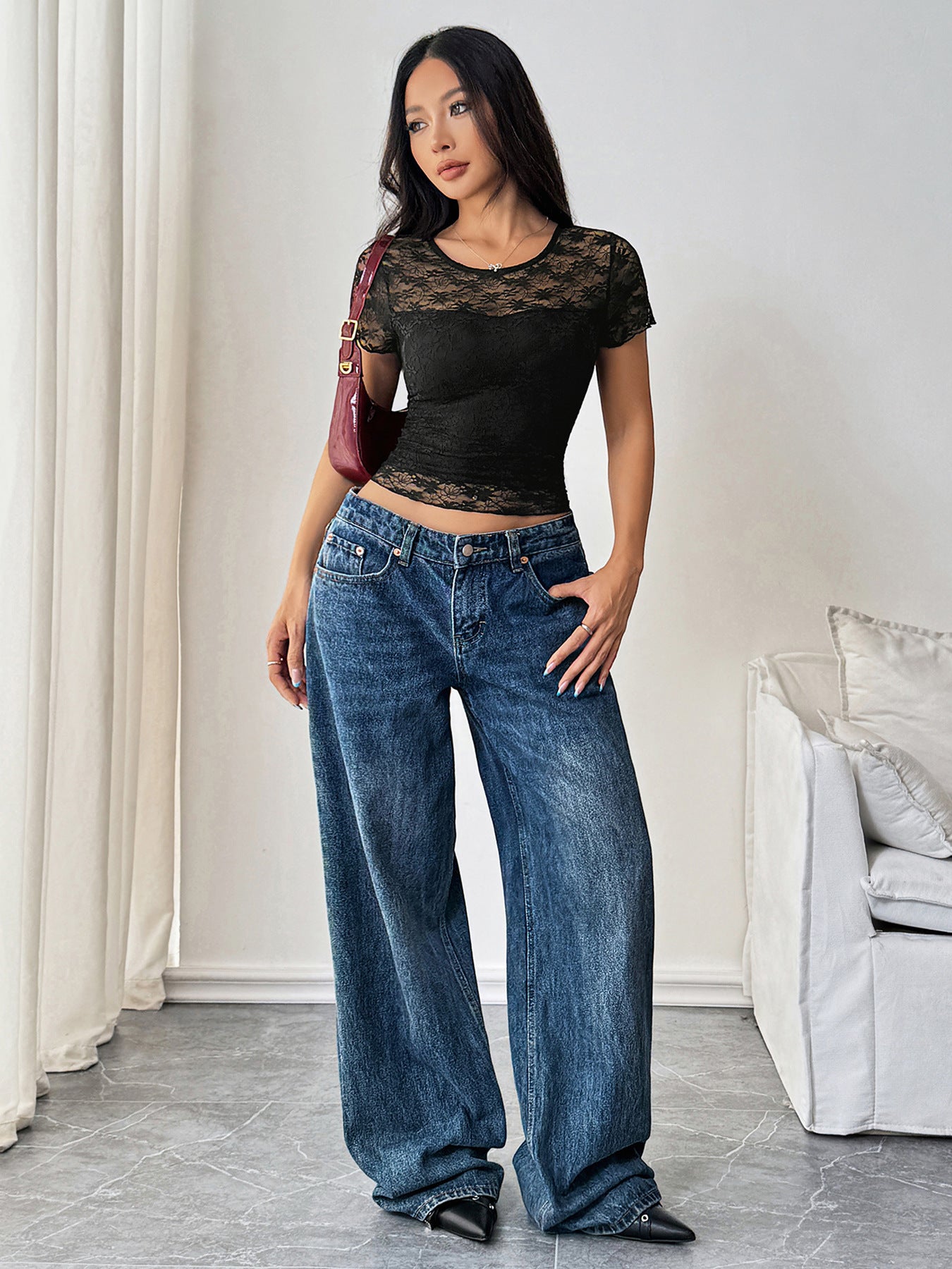 Top noir moulant en dentelle