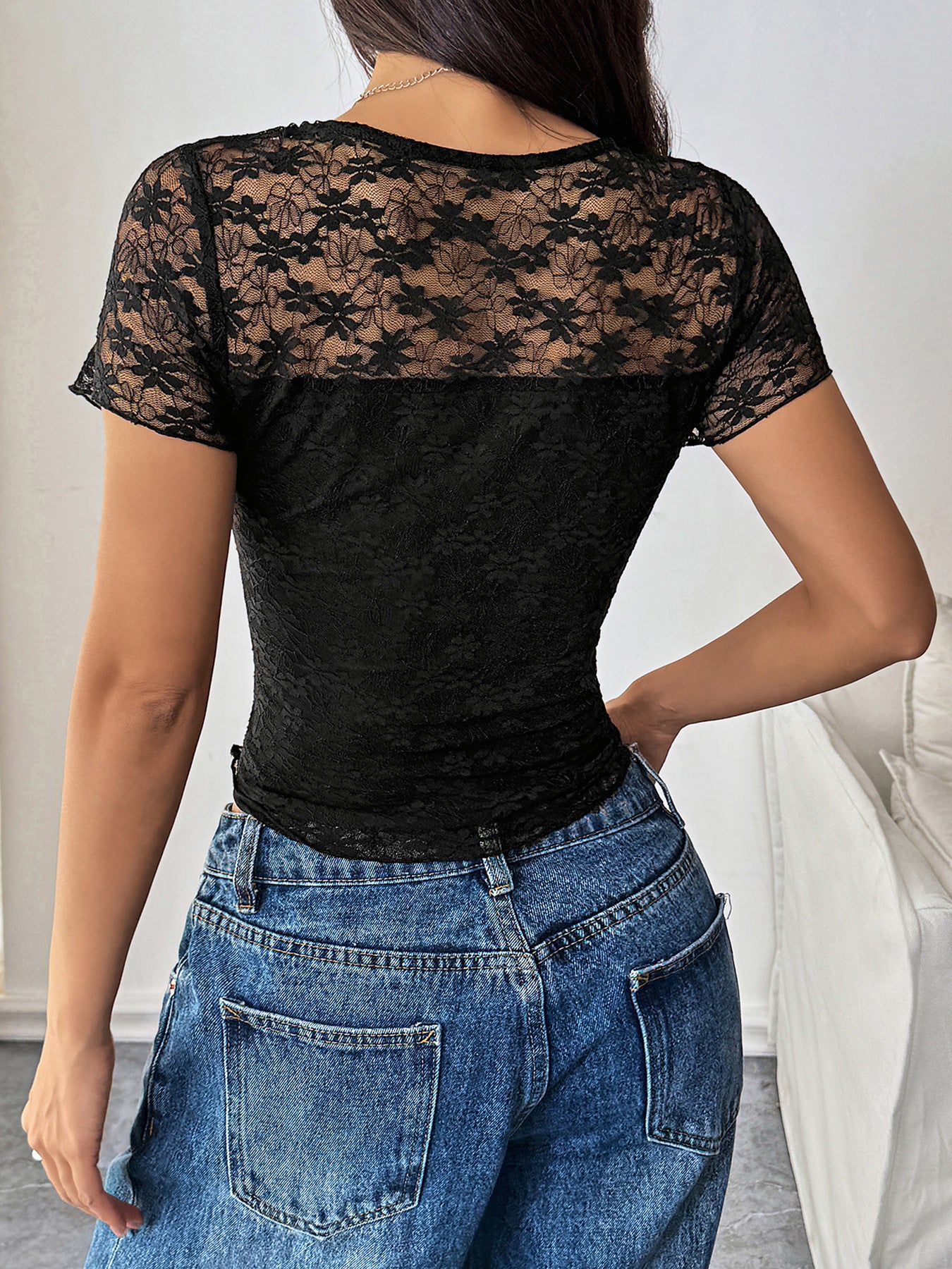 Top noir moulant en dentelle